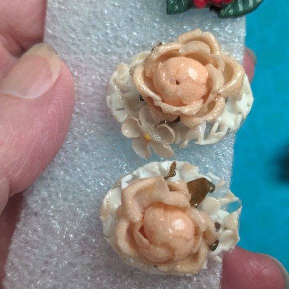 A434 Two Vintage Brooches with Matching Screwback Earrings - Picture 4 of 10